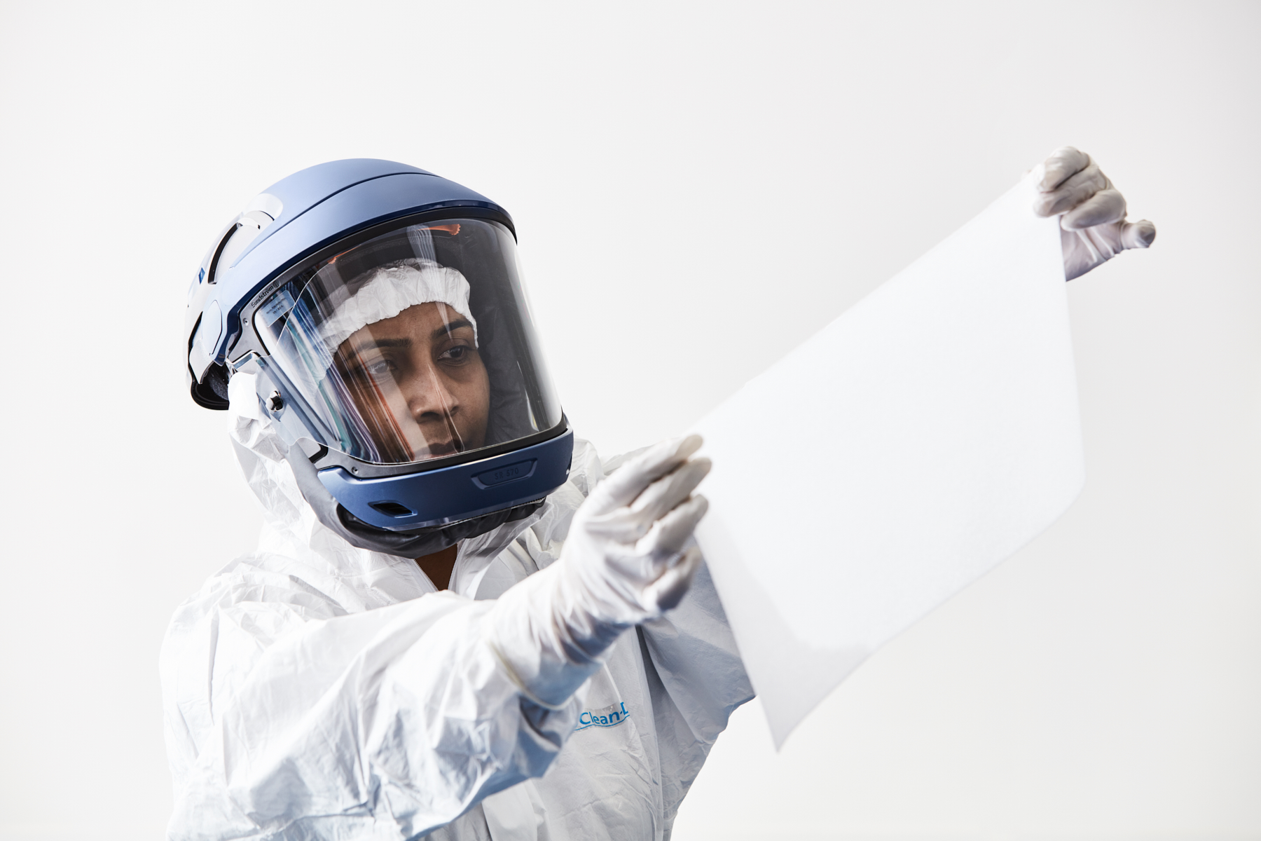 Profissional com equipamento de proteção examinando uma matriz NovoSorb® BTM.
