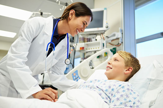 Médica atendendo uma criança em um leito hospitalar